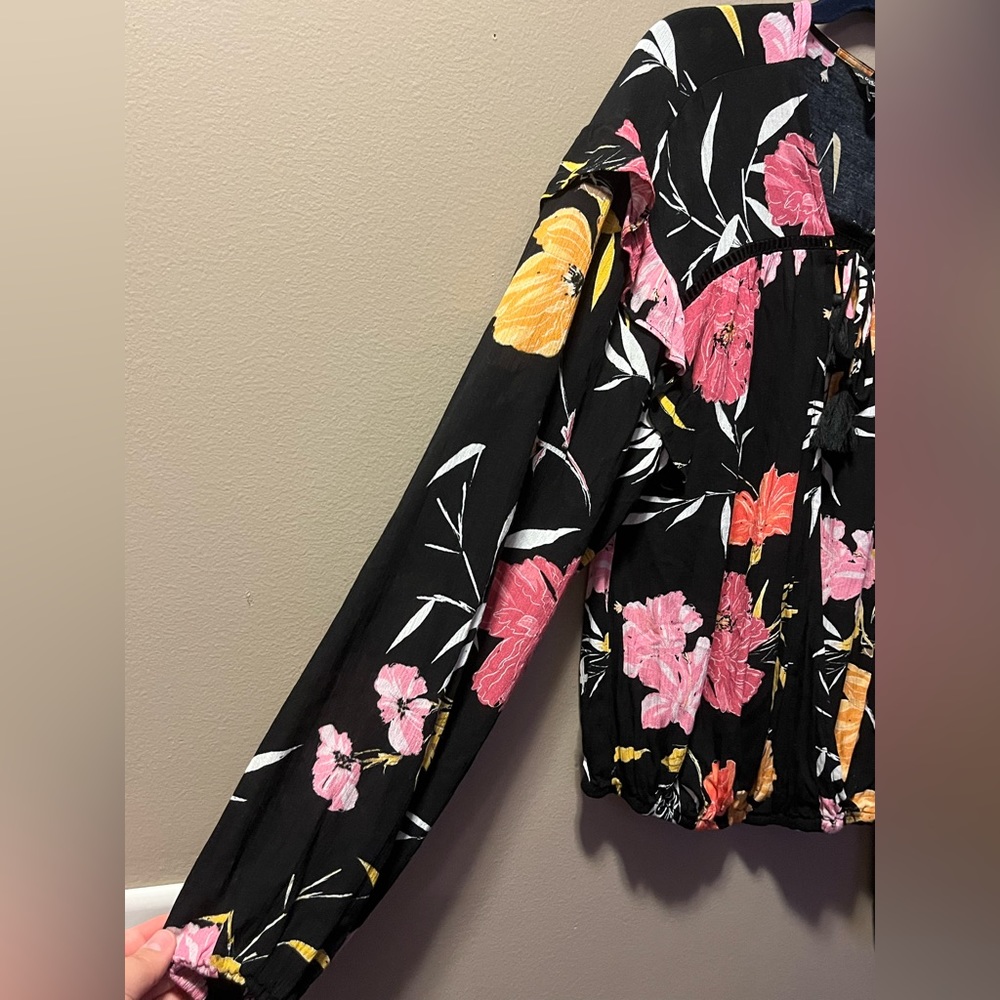 EUC Guess Black and Floral Long Sleeve Top- Size M - Picture 5 of 9